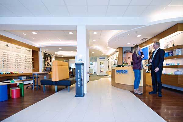 Heller, moderner Optikerladen mit Brillenauswahl, Beratung und freundlichem Servicepersonal.